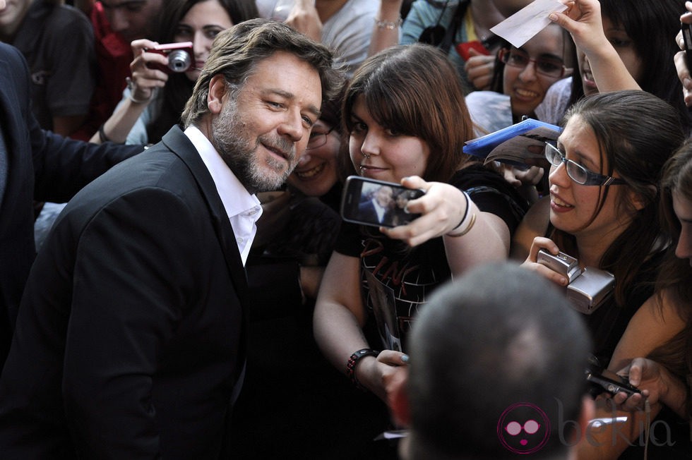 Russell Crowe atendiendo a los fans en el estreno de 'El hombre de acero' en Madrid