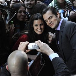 Henry Cavill atendiendo a los fans en el estreno de 'El hombre de acero' en Madrid