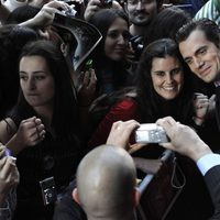 Henry Cavill atendiendo a los fans en el estreno de 'El hombre de acero' en Madrid