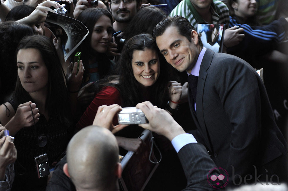 Henry Cavill atendiendo a los fans en el estreno de 'El hombre de acero' en Madrid