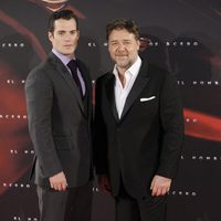 Henry Cavill y Russell Crowe en el estreno de 'El hombre de acero' en Madrid