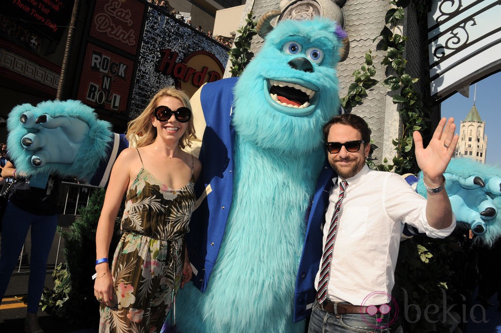 Mary Elizabeth Ellis y Charlie Day en el estreno de 'Monstruos University' en Los Angeles