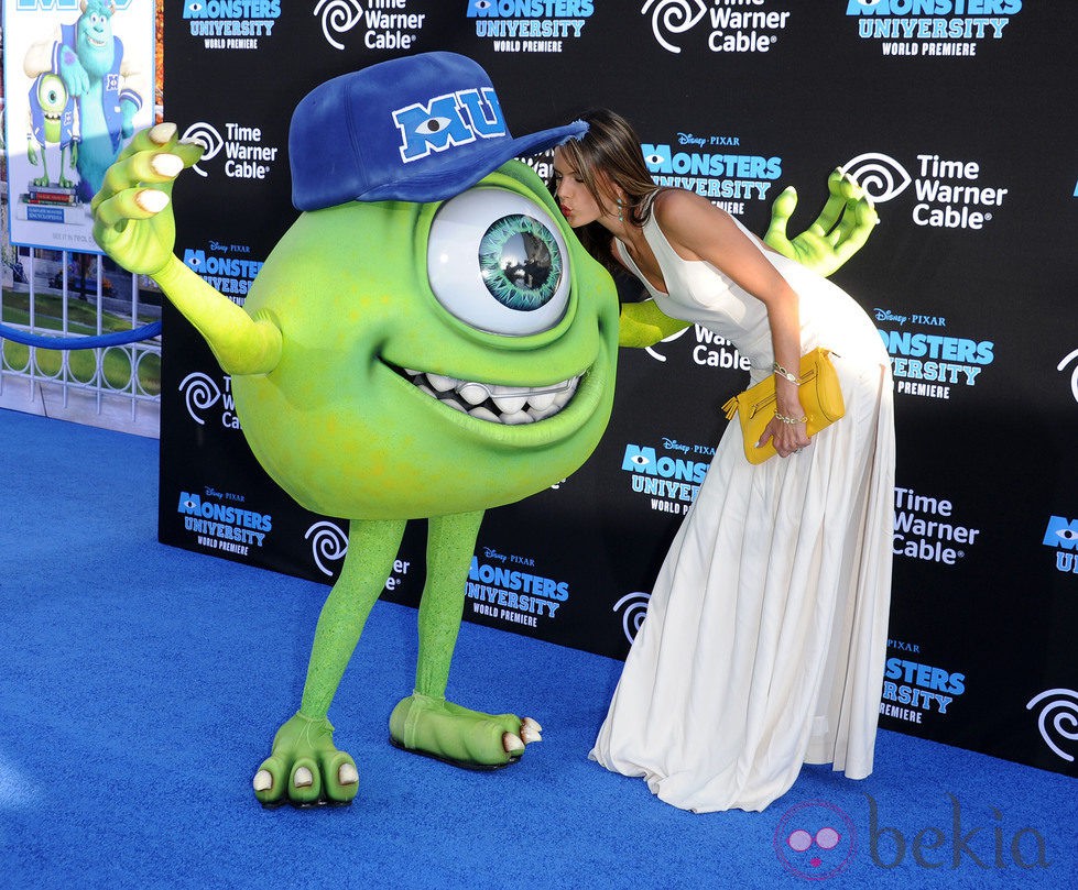 Alessandra Ambrosio en el estreno de 'Monstruos University' en Los Angeles