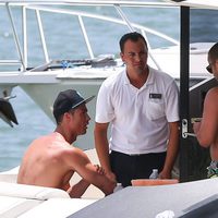 Cristiano Ronaldo navegando en su yate por Miami