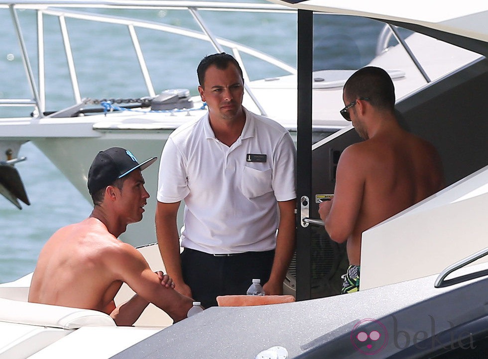 Cristiano Ronaldo navegando en su yate por Miami