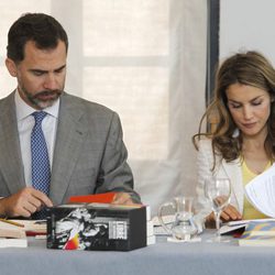 Los Príncipes Felipe y Letizia en la reunión del Patronato de la Residencia de Estudiantes