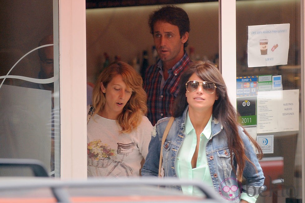 Álvaro Muñoz Escassi y Sonia Ferrer saliendo de un restaurante de Madrid