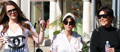 Khloe Kardashian, Kourtney Kardashian y Kris Jenner pasean en California