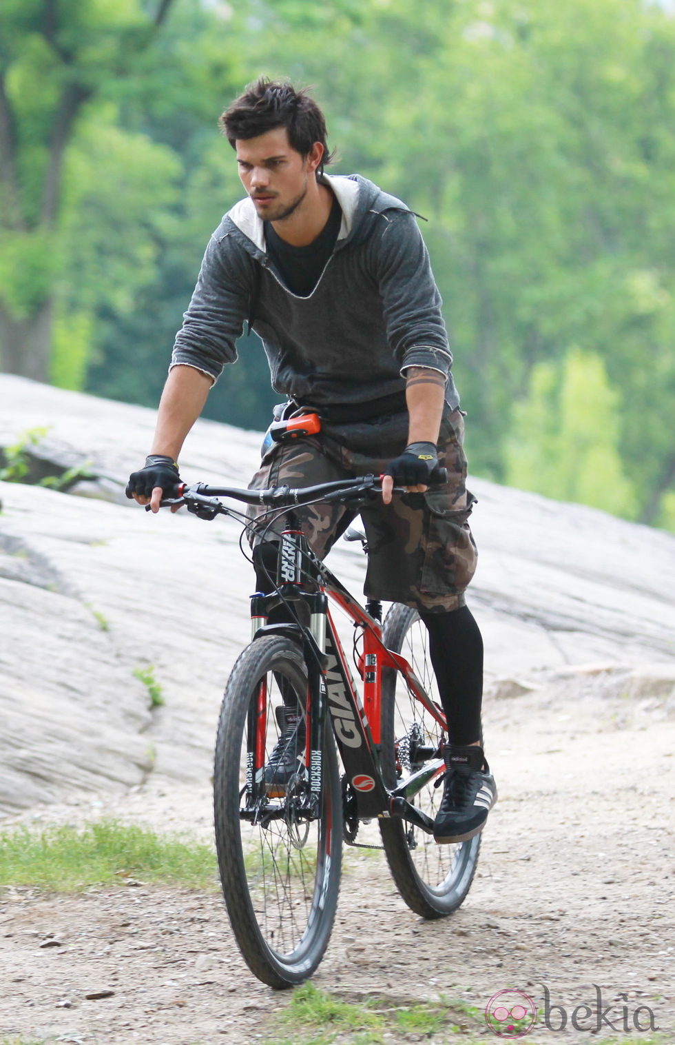 Taylor Lautner monta en bicicleta durante el rodaje de su nueva película 'Tracers'