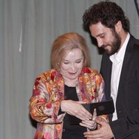 Álex Gadea entrega un premio a Nuria Espert en los premios de La Casa del Actor 2013