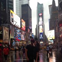 Irina Shayk y Cristiano Ronaldo posando en Times Square