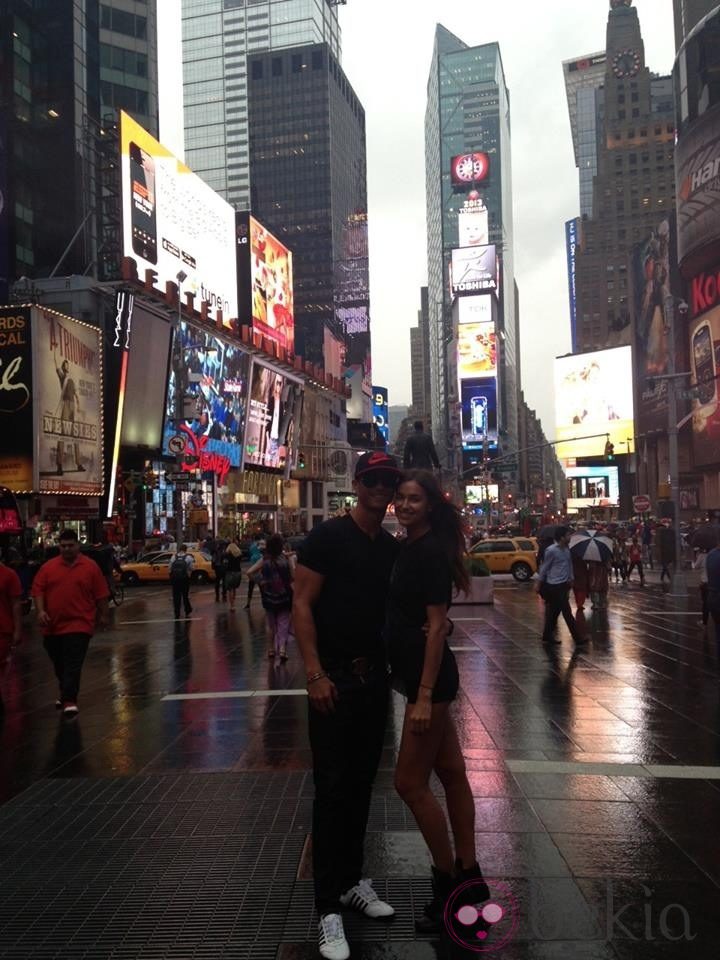 Irina Shayk y Cristiano Ronaldo posando en Times Square