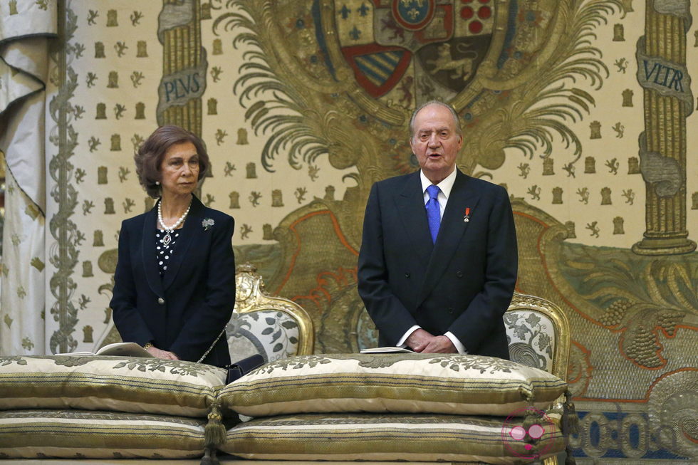 Los Reyes en la misa conmemorativa del centenario del nacimiento del Conde de Barcelona