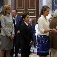 Las Infantas Elena y Cristina y Froilán comulgando en la misa conmemorativa del centenario del nacimiento del Conde de Barcelona