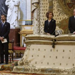 Los Reyes y los Príncipes en la misa conmemorativa del centenario del nacimiento del Conde de Barcelona