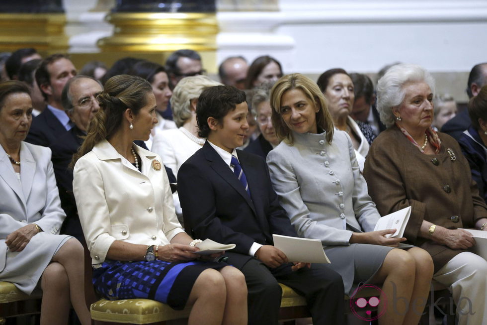 La Infanta Elena, Froilán, la Infanta Cristina y la Infanta Pilar en la misa conmemorativa del centenario del nacimiento del Conde de Barcelona