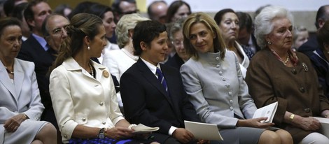 La Infanta Elena, Froilán, la Infanta Cristina y la Infanta Pilar en la misa conmemorativa del centenario del nacimiento del Conde de Barcelona