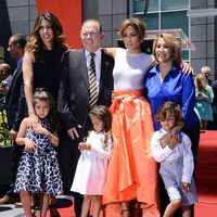 Jennifer Lopez con sus padres, su hermana y sus hijos Emme y Max en el Paseo de la Fama de Hollywood