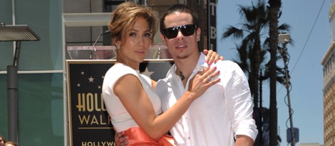 Jennifer Lopez con Casper Smart posando con su estrella en el Paseo de la Fama de Hollywood