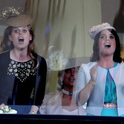 Beatriz y Eugenia de York animan al caballo de la Reina Isabel en Ascot 2013