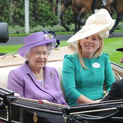 La Reina Isabel con Peter Phillips y Autumn Kelly en Ascot 2013