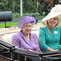 La Reina Isabel con Peter Phillips y Autumn Kelly en Ascot 2013