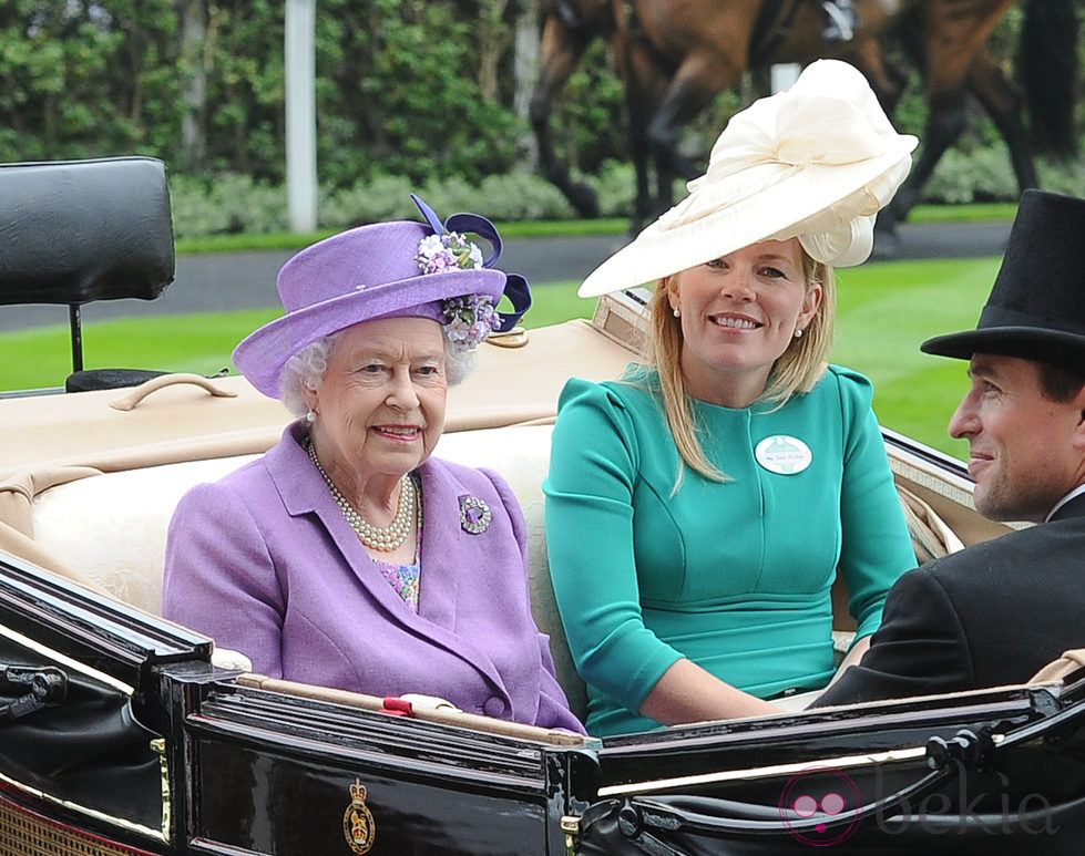 La Reina Isabel con Peter Phillips y Autumn Kelly en Ascot 2013