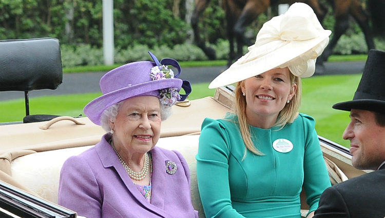 La Reina Isabel con Peter Phillips y Autumn Kelly en Ascot 2013