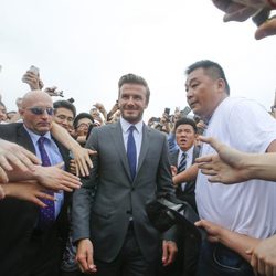 David Beckham entre la multitud a su llegada a Shangai