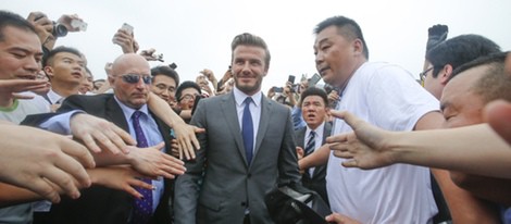 David Beckham entre la multitud a su llegada a Shangai