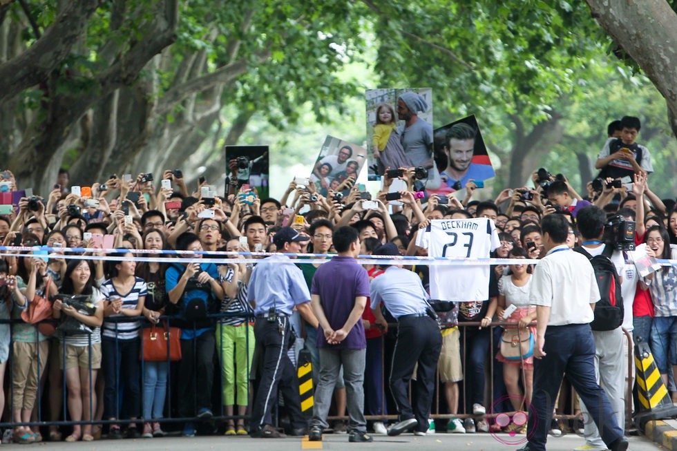 Centenares de fans esperan la llegada de David Beckham a la Universidad de Tongji en Shangai