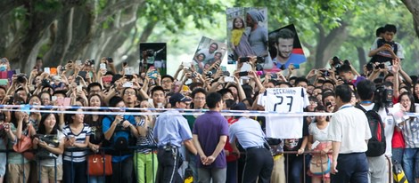 Centenares de fans esperan la llegada de David Beckham a la Universidad de Tongji en Shangai