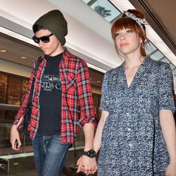 Carly Rae Jepsen y su novio en el areopuerto de Narita (Tokio)