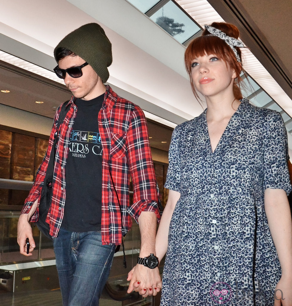 Carly Rae Jepsen y su novio en el areopuerto de Narita (Tokio)