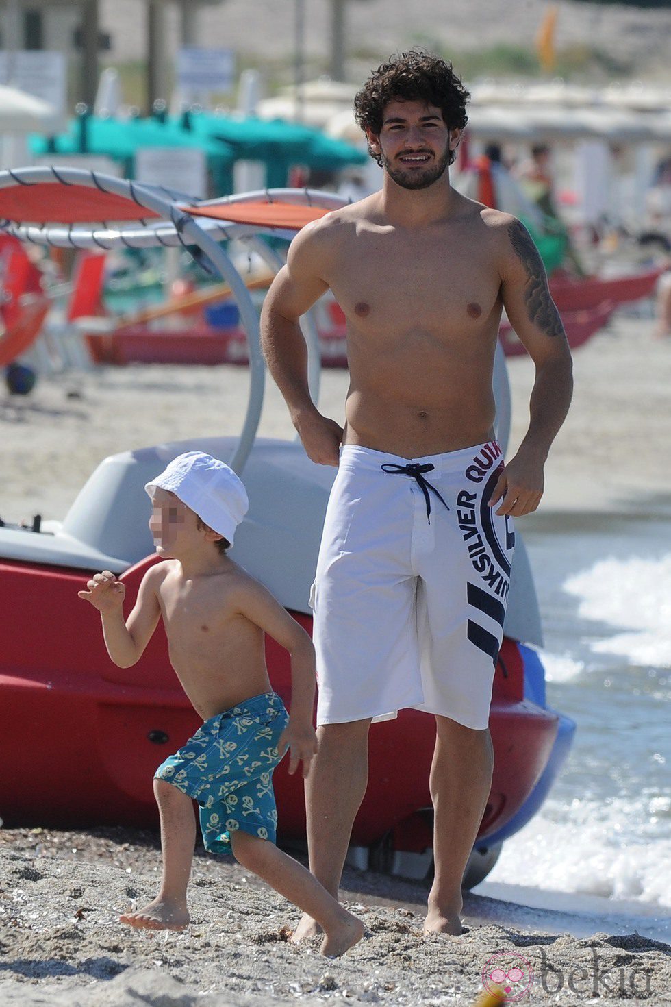 Alexandre Pato con el torso desnudo en Cerdeña