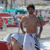 Alexandre Pato con el torso desnudo en Cerdeña