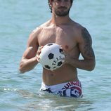 Alexandre Pato presume de torso desnudo con una pelota en el mar