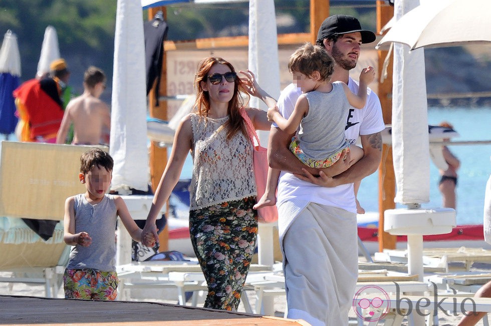 Barbara Berlusconi con sus hijos y su novio Alexandre Pato en Cerdeña