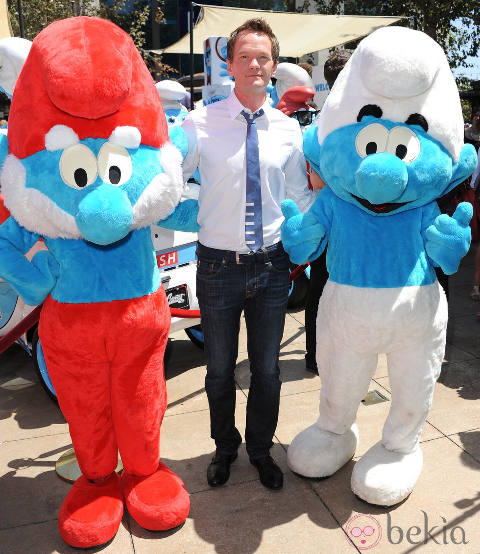 Neil Patrick Harris celebra el Día Mundial de los Pitufos en Los Angeles