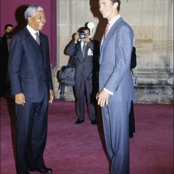 Nelson Mandela con el Príncipe Felipe en los Premios Príncipe de Asturias