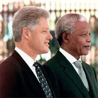 Bill Clinton y Nelson Mandela durante un actor oficial