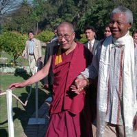 Nelson Mandela con el Dalai Lama en 1996