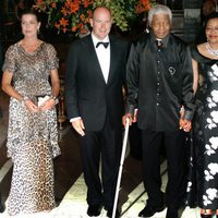 Nelson Mandela y su esposa con parte de la familia real de Mónaco