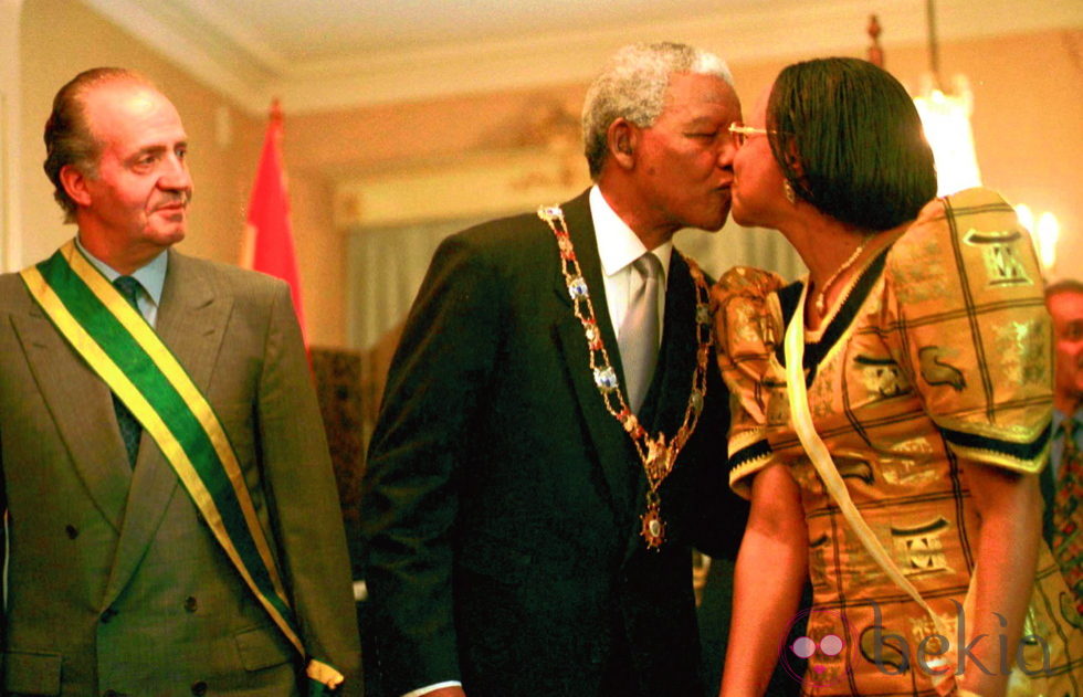 El Rey Juan Carlos asiste a un beso entre Nelson Mandela y su esposa