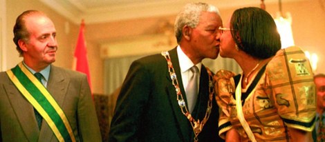 El Rey Juan Carlos asiste a un beso entre Nelson Mandela y su esposa