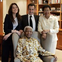 Nelson Mandela rodeado por Carla Bruni, Nicolas Sarkozy y su esposa