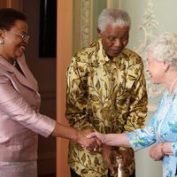 La Reina Isabel II recibe a Nelson Mandela y su esposa en el palacio de Buckingham