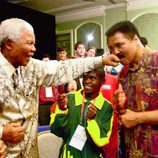 Nelson Mandela bromea con Muhammad Ali