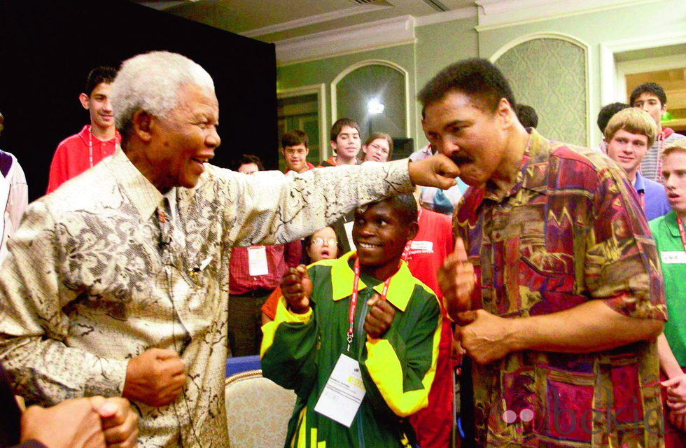 Nelson Mandela bromea con Muhammad Ali