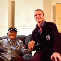 Nelson Mandela recibe a David Beckham en Johannesburgo